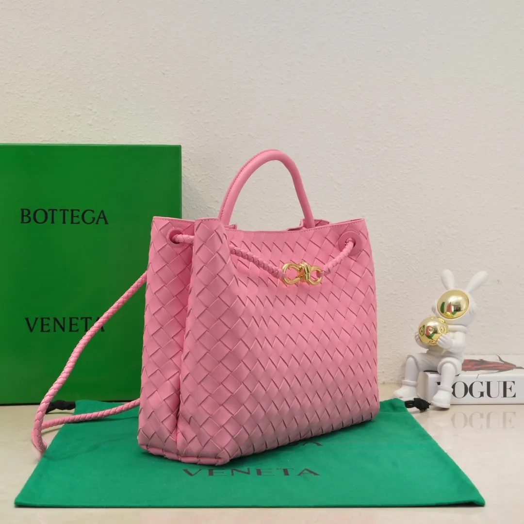 The 2023 new Andiamo batch of 2260 BV has been shipped‼ ️Really popular🔥The new Andiamo woven handbag launched by Bottega Veneta this season is really popular all over the world! ! Celebrities at home and abroad have worn it, and Oscar-winning actress Michelle Yeoh has taken it out on the street. Song Jia, Trai Yara, Yu Feihong, Sanji Ayaka, Rosie Hunting-Whiteley, Yoshioka Riho, etc. have all picked up this bag. It is classic and versatile, showing off its temperament, and the bag capacity is also large, which is very convenient for daily commuting! ! A variety of carrying methods, the shoulder straps can be adjusted by yourself, the original lambskin feels soft and delicate, and the unisex style breaks gender boundaries and brings a more practical and longer-lasting use experience. Andiamo, which has both elegant and casual styles, perfectly interprets the true appearance of "fashionable old money style". Style number: 8463 Size: 32*24*12